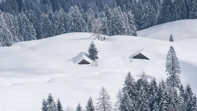 Winterräume in Hütten sollen Bergsportlern als sichere Unterkunft dienen, werden aber teils als Party-Spot missbraucht (Symbolbild). (Foto: Lino Mirgeler/dpa)