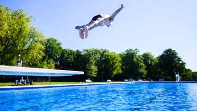 Der Besuch im Freibad könnte für viele teurer werden. (Archivbild)  (Foto: Julian Stratenschulte/dpa)