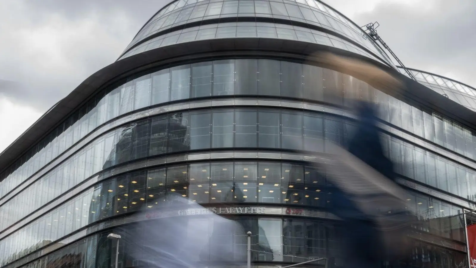 Berlins Kultursenator Joe Chialo sieht das Projekt Zentral- und Landesbibliothek im noch als Luxuskaufhaus Quartier 207 von den Galeries Lafayette genutzten Gebäude als Stärkung gegen eine verfallende Friedrichstraße. (Foto: Sebastian Gollnow/dpa)