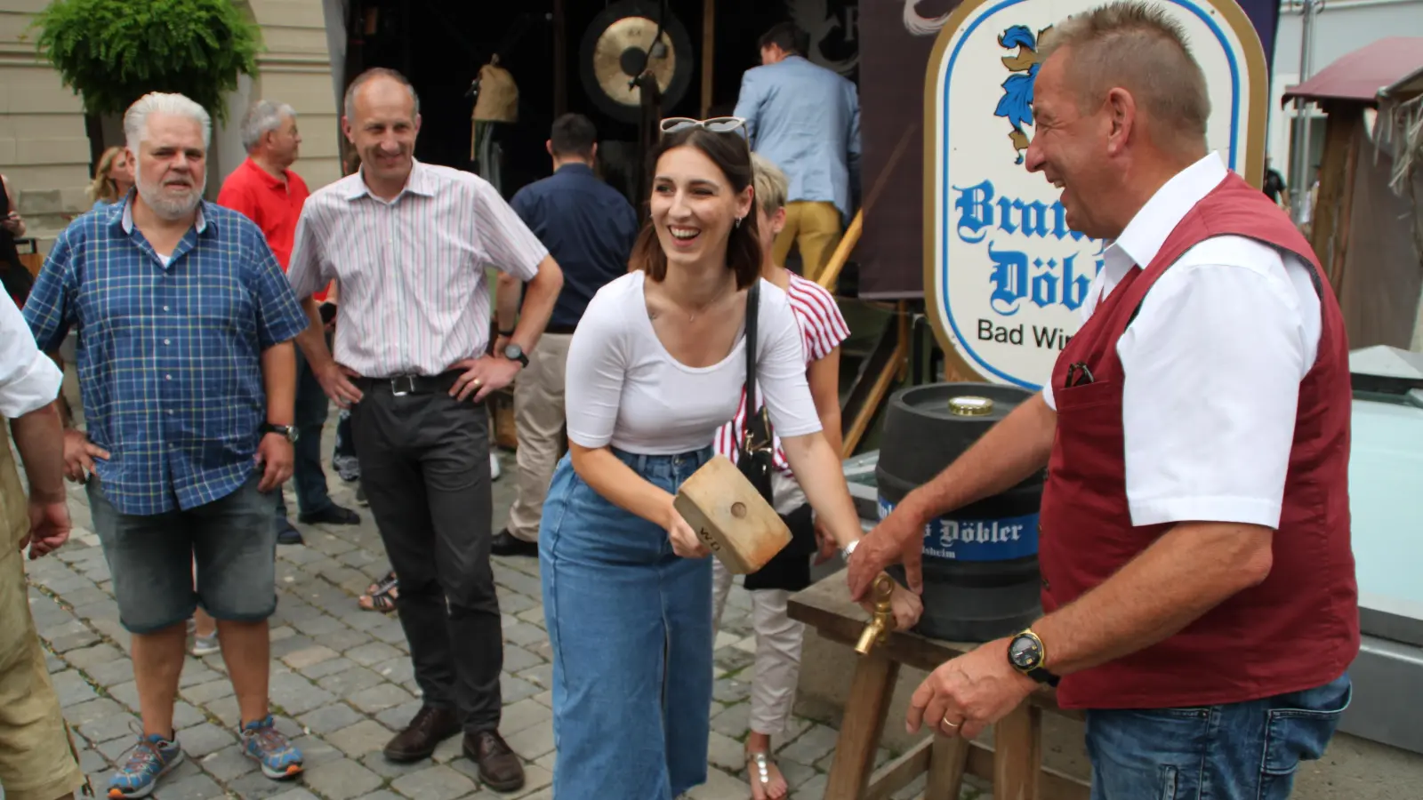 Sie nimmt nur Maß, der Bieranstich bleibt dem Bürgermeister vorbehalten. (Foto: Hans-Bernd Glanz)