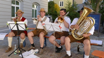 „Binders Blechle“, drei Brüder und ein „Nachwuchstalent“ aus Dürrwangen heizten dem Publikum<br>mit altfränkischer Volksmusik und frechen Kerwa-Liedern so richtig ein. (Foto: Sylvia Fehlinger)