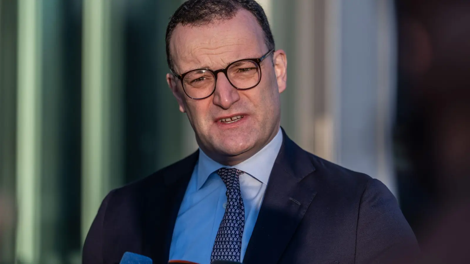 Jens Spahn weist die Kritik der Grünen am Kurs des Kanzlers zurück. (Foto: Michael Kappeler/dpa)