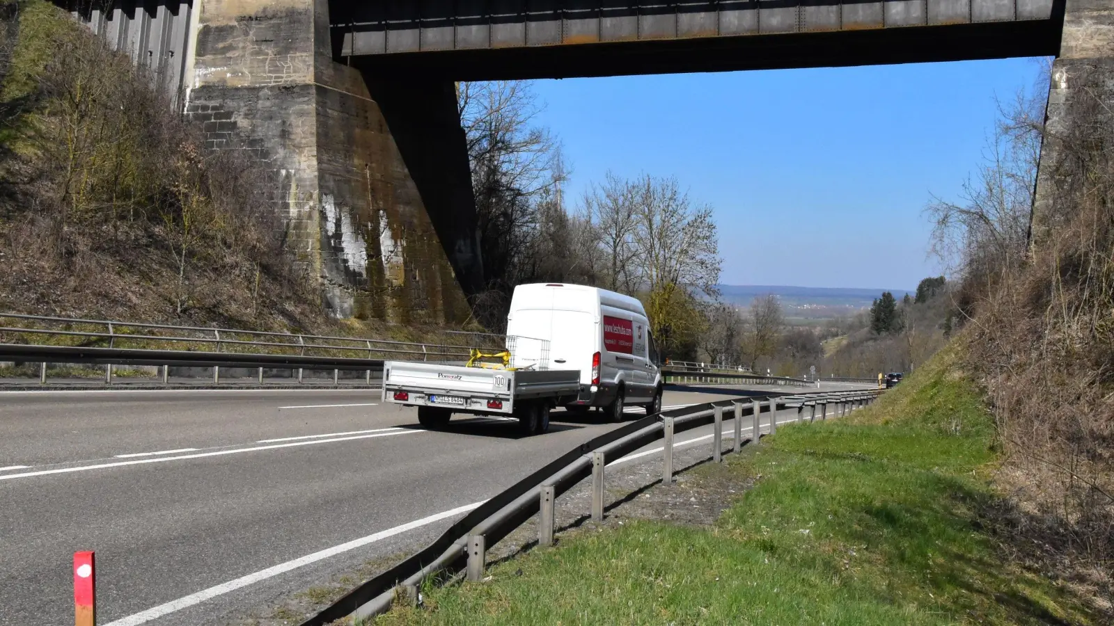Das Staatliche Bauamt Ansbach erneuert den Oberbau auf der B13 im Bereich der Steige Marktbergel. (Archivbild: Fritz Arnold)