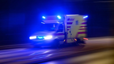 Der Rettungsdienst bringt den Schwerverletzten ins Krankenhaus. (Symbolbild) (Foto: Robert Michael/dpa)