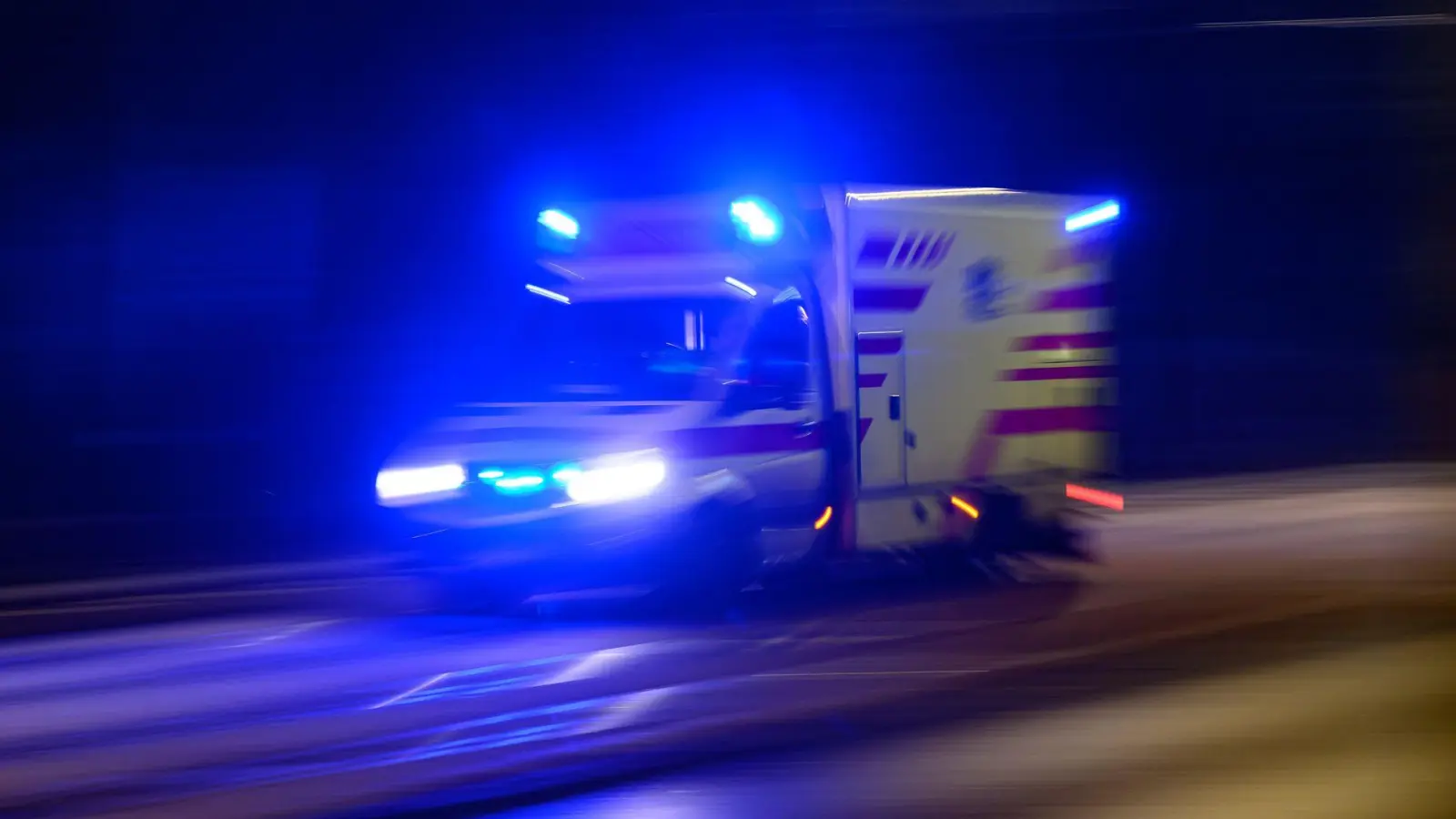 Der Rettungsdienst bringt den Schwerverletzten ins Krankenhaus. (Symbolbild) (Foto: Robert Michael/dpa)