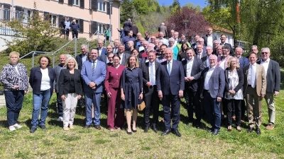 In Anwesenheit von prominenten Gästen wurden viele Kreistagsmitglieder auf dem Hesselberg geehrt beziehungsweise verabschiedet.  (Foto: Thomas Schaller)
