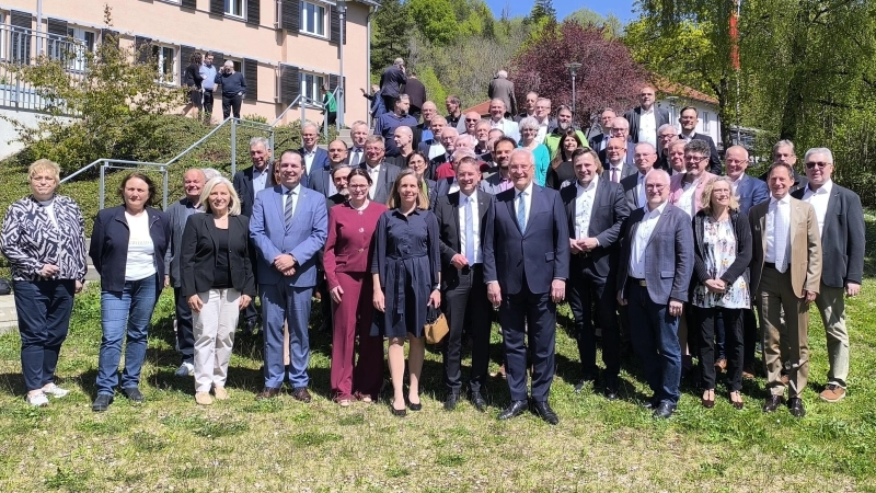 In Anwesenheit von prominenten Gästen wurden viele Kreistagsmitglieder auf dem Hesselberg geehrt beziehungsweise verabschiedet.  (Foto: Thomas Schaller)