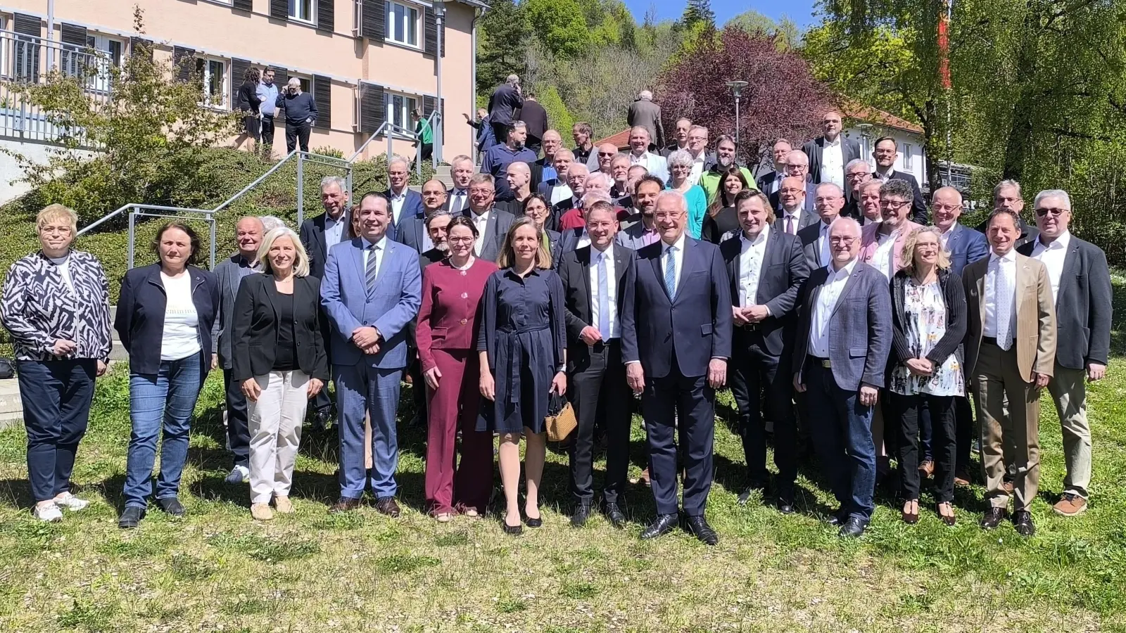 In Anwesenheit von prominenten Gästen wurden viele Kreistagsmitglieder auf dem Hesselberg geehrt beziehungsweise verabschiedet.  (Foto: Thomas Schaller)