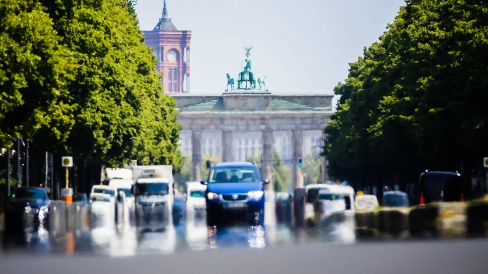 Heiß, aber nicht brenzlig: Um im Auto auch bei sommerlichen Außentemperaturen einen kühlen Kopf bewahren zu können, bleibt es innen besser im Bereich der Wohlfühltemperatur. (Foto: Christoph Soeder/dpa/dpa-tmn)