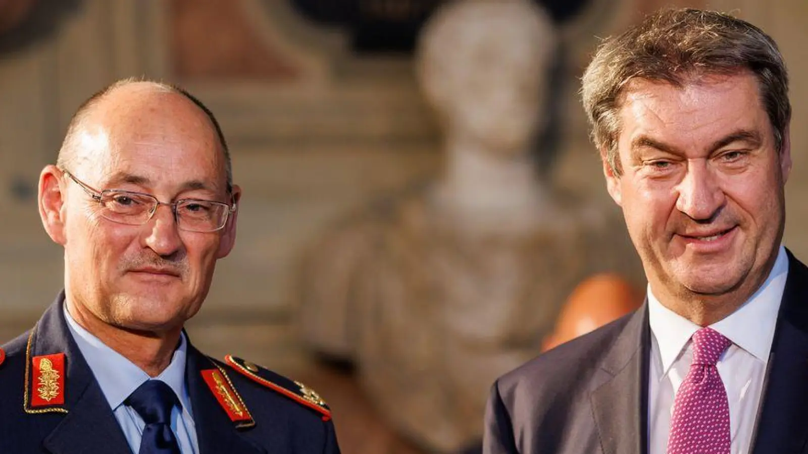 Die Nachricht dürfte Bayerns Ministerpräsidenten Söder (rechts) ebenso freuen, wie Brigadegeneral Hambach: Das Landeskommando Bayern bleibt in seiner etablierten Struktur erhalten. (Archivbild) (Foto: Matthias Balk/dpa)