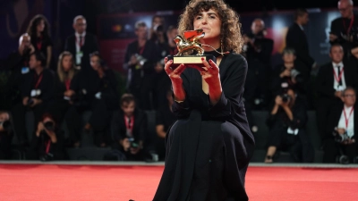 Sie ist die achte Frau, die den Goldenen Löwen in der Geschichte der Filmfestspiele gewinnt: May el-Toukhy. (Foto: Scott A Garfitt/Invision/AP/dpa)