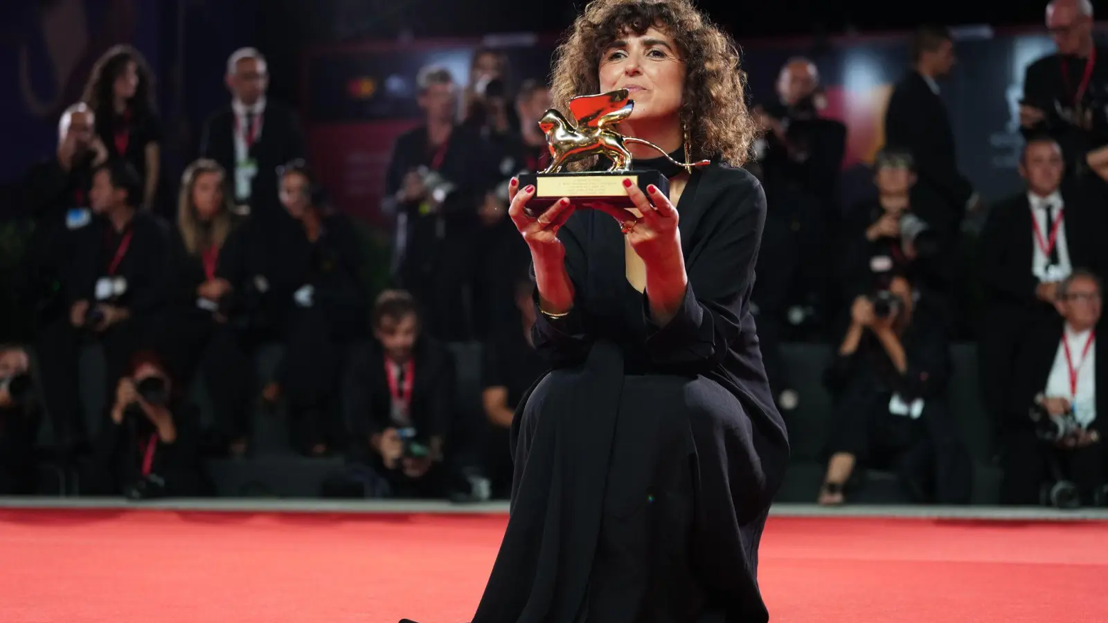 Sie ist die achte Frau, die den Goldenen Löwen in der Geschichte der Filmfestspiele gewinnt: May el-Toukhy. (Foto: Scott A Garfitt/Invision/AP/dpa)