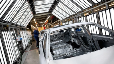 Deutsche Unternehmen haben viele Jobs ins Ausland verlagert, vor allem in die Produktion (Archivbild) (Foto: Sven Hoppe/dpa)