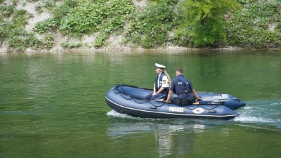 An der Isar hat die Polizei Schlauchboote kontrolliert - und einige Verstöße festgestellt.  (Foto: Michael Faulhaber/dpa)