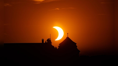 Auch im Westen des Landkreises wurde die partielle Sonnenfinsternis beobachtet und fotografiert. Eine stimmungsvolle Aufnahme gelang Reinhard Ott bei Schloss Walkershofen (Gemeinde Simmershofen).  (Foto: Reinhard Ott)