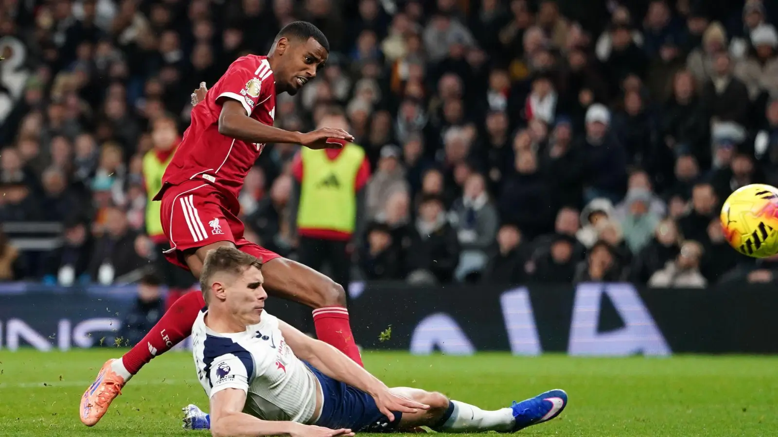 Alexander Isak trifft nach Wirtz-Vorlage - bei der Szene verletzt sich der Stürmer aber auch. (Foto: Harvey Murphy/News Images via ZUMA Press Wire/dpa)