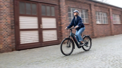 Elektrischer Rückenwind: Pedelecs - umgangssprachlich Elektrofahrräder oder E-Bikes - sind beliebt, denn sie unterstützen beim Treten mit einem E-Motor bis 25 km/h.  (Foto: Zacharie Scheurer/dpa-tmn)