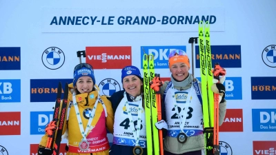 Franziska Preuß (l) feiert nach Rang zwei im Sprint einen Erfolg in der Verfolgung. (Foto: Olivier Chassignole/AFP/dpa)