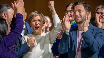 Freude bei den Frischgewählten. (Foto: Michael Kappeler/dpa)