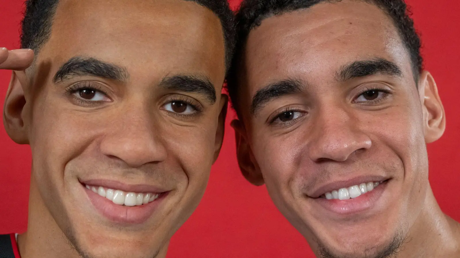 Welcher ist der echte? Jamal Musiala (rechts) und seine Wachsfigur von Madame Tussauds. (Foto: Peter Kneffel/dpa)