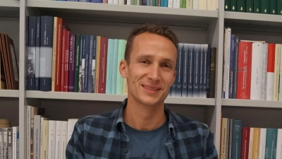 Der Neustädter Autor Jonas Pöltl hat sein fünftes Buch geschrieben. Dabei geht es um das Thema Freiheit.  (Foto: Nicole Gunkel)