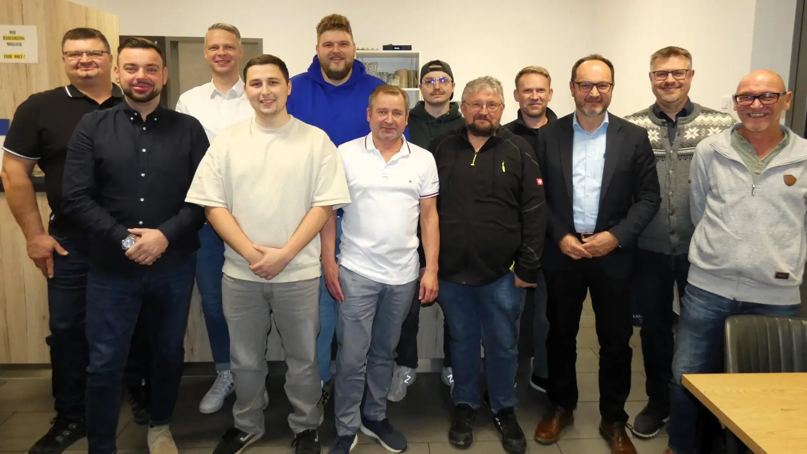 Die Kandidaten der Freien Wählervereinigung Dombühl starten zusammen mit ihrem Bürgermeisterkandidaten Jürgen Geier (Dritter von rechts) in den Wahlkampf. (Foto: Karl-Heinz Gisbertz)
