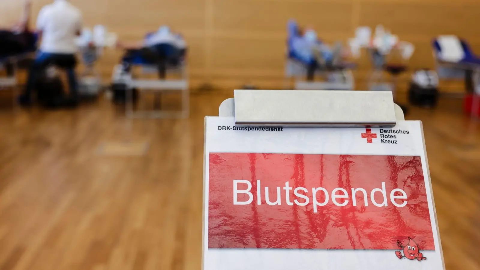 Blutspenden helfen dabei, Leben zu retten - zum Beispiel, wenn jemand infolge eines Unfalls oder einer größeren Operation viel Blut verliert. (Foto: Frank Molter/dpa/dpa-tmn)