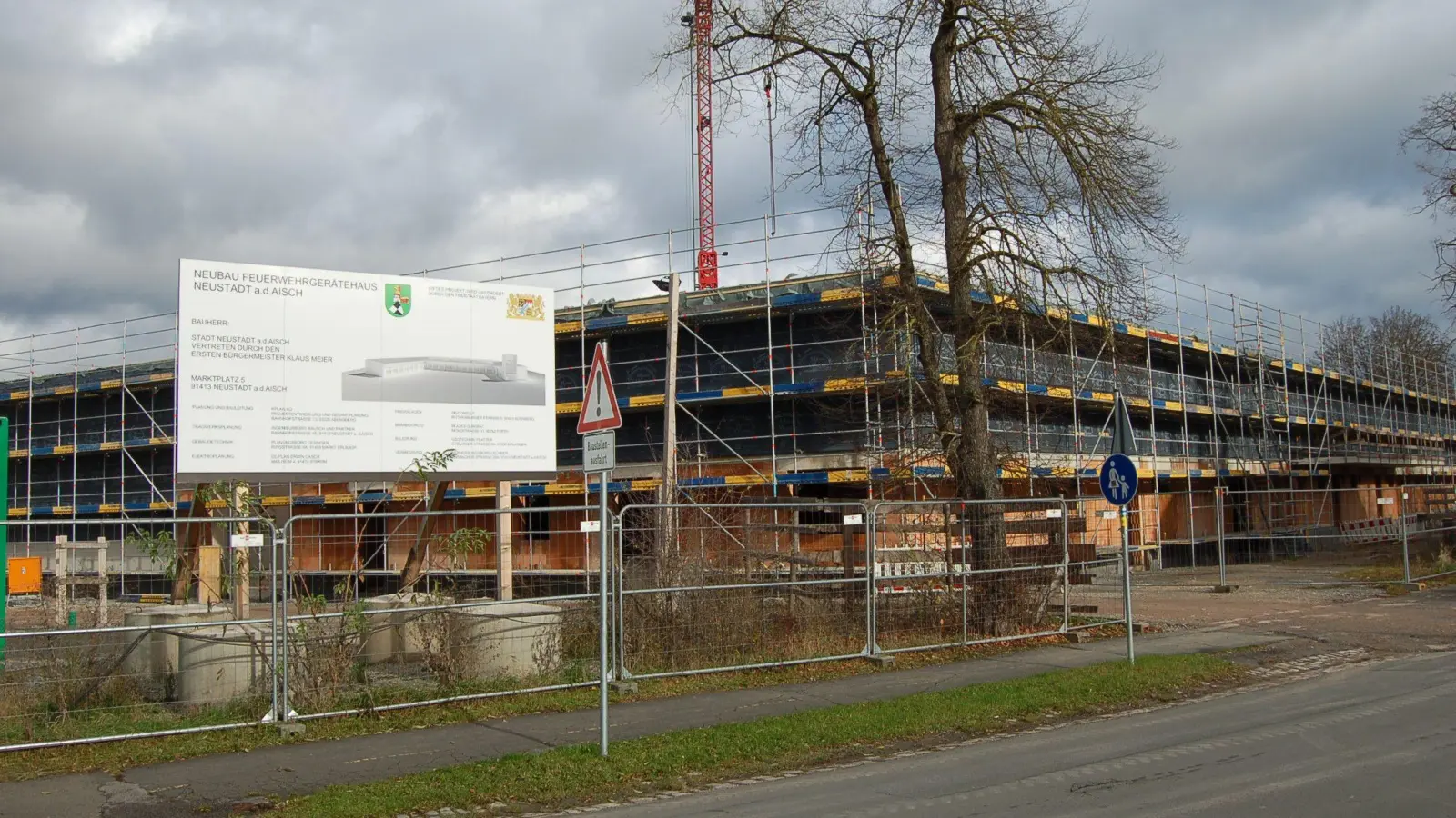 Die Großbaustelle Feuerwehrhaus: Neustadts teuerstes Großprojekt geht mittlerweile zügig voran. Im Stadtrat war es allerdings aus anderen Gründen noch einmal Thema. (Foto: Christa Frühwald)