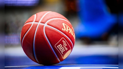 Der Basketball der easy Credit BBL liegt auf dem Boden. (Foto: Tom Weller/dpa)