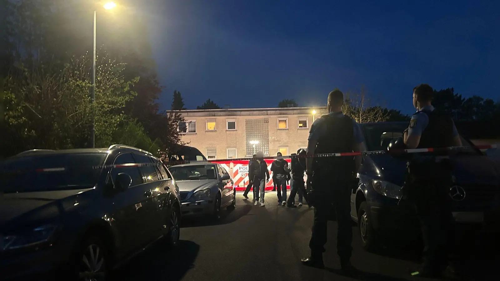 Die Polizei fahndet intensiv nach dem flüchtigen Täter.  (Foto: Mona Wenisch/dpa)