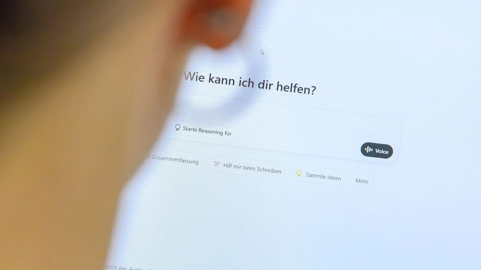 Nur 27 Prozent der Befragten aus Deutschland prüfen KI-generierte Texte, Bilder oder Übersetzungen. (Symbolbild) (Foto: Klaus-Dietmar Gabbert/dpa)