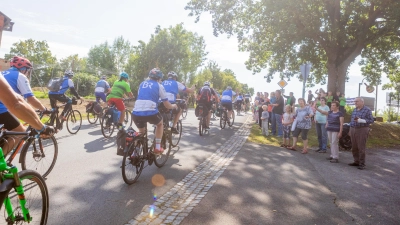 Die Teilnehmerinnen und Teilnehmer der BR-Radltour passierten am Donnerstag gegen 10.15 Uhr Ippesheim. (Foto: Evi Lemberger)