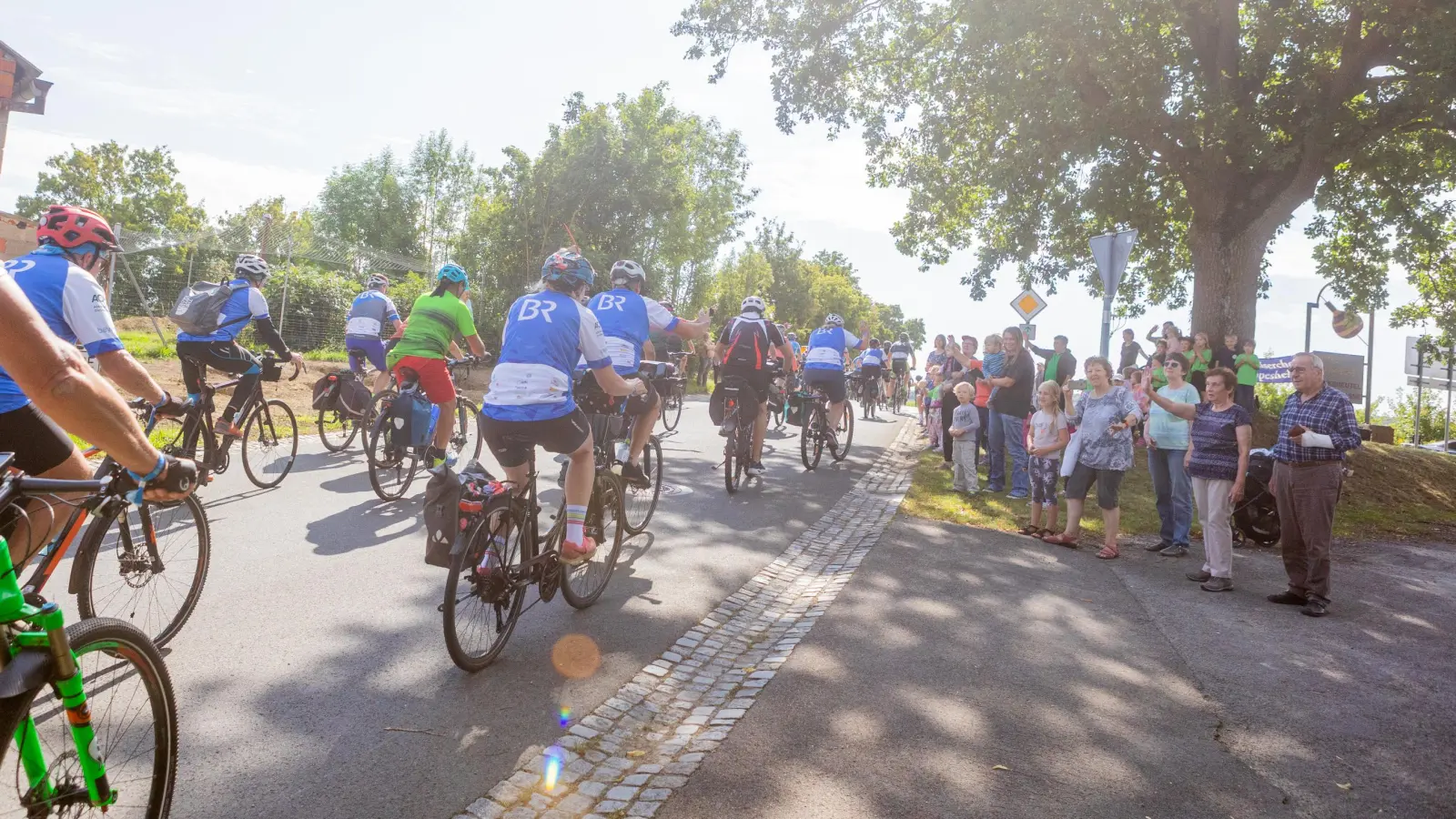 Die Teilnehmerinnen und Teilnehmer der BR-Radltour passierten am Donnerstag gegen 10.15 Uhr Ippesheim. (Foto: Evi Lemberger)