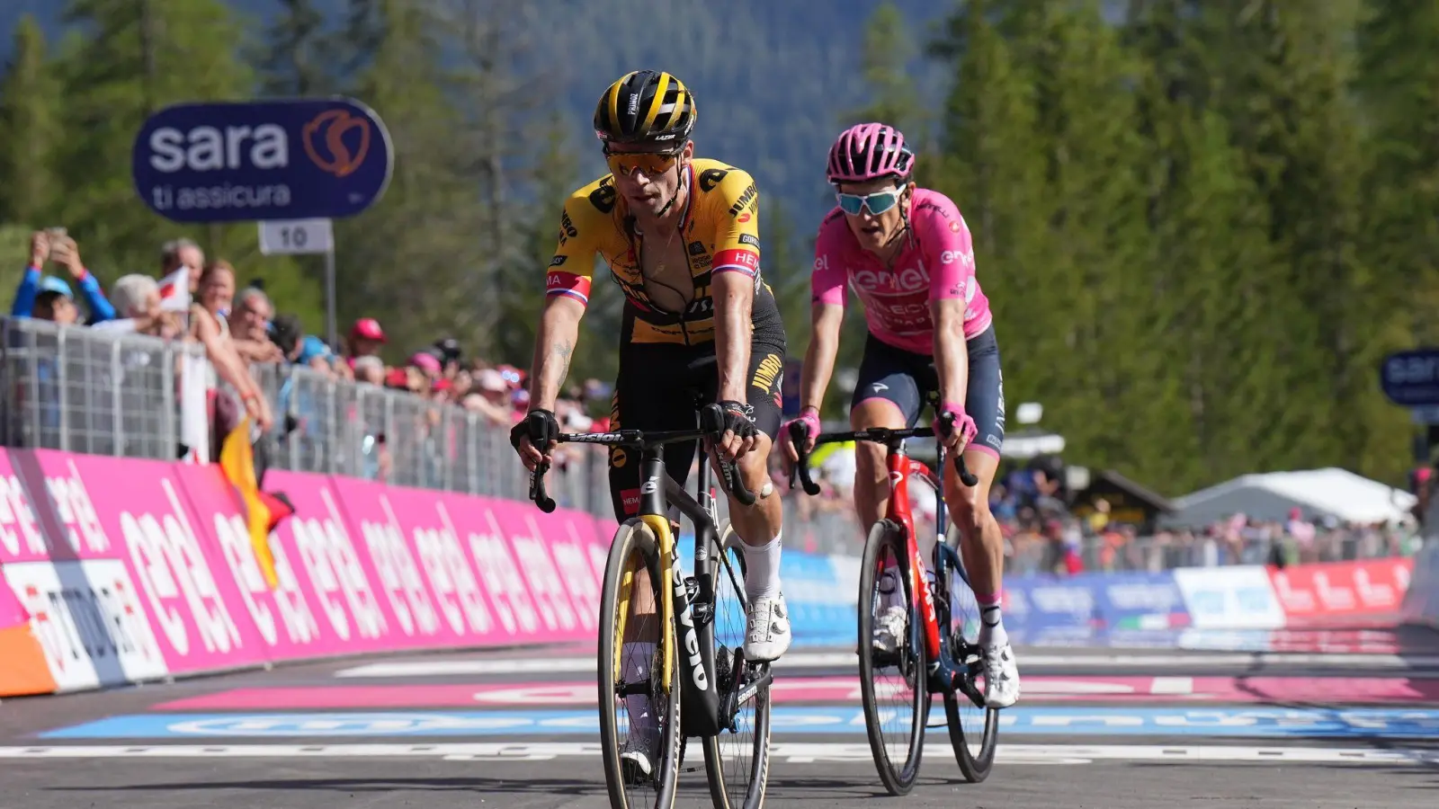 Primoz Roglic (l) aus Slowenien und Geraint Thomas aus Großbritannien in Aktion. (Foto: Gian Mattia D'alberto/LaPresse via ZUMA Press/dpa)