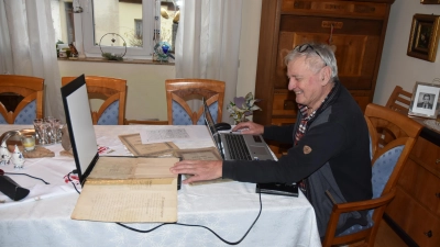 Leo Seitz scannt die Übergabe-Urkunde seines Hofes ein. Das Ergebnis fließt in die Historientafel ein, die im späteren Pavillon beim ehemaligen Hirtenhaus in Haag zu lesen sein wird. (Foto: Anita Dlugoß)