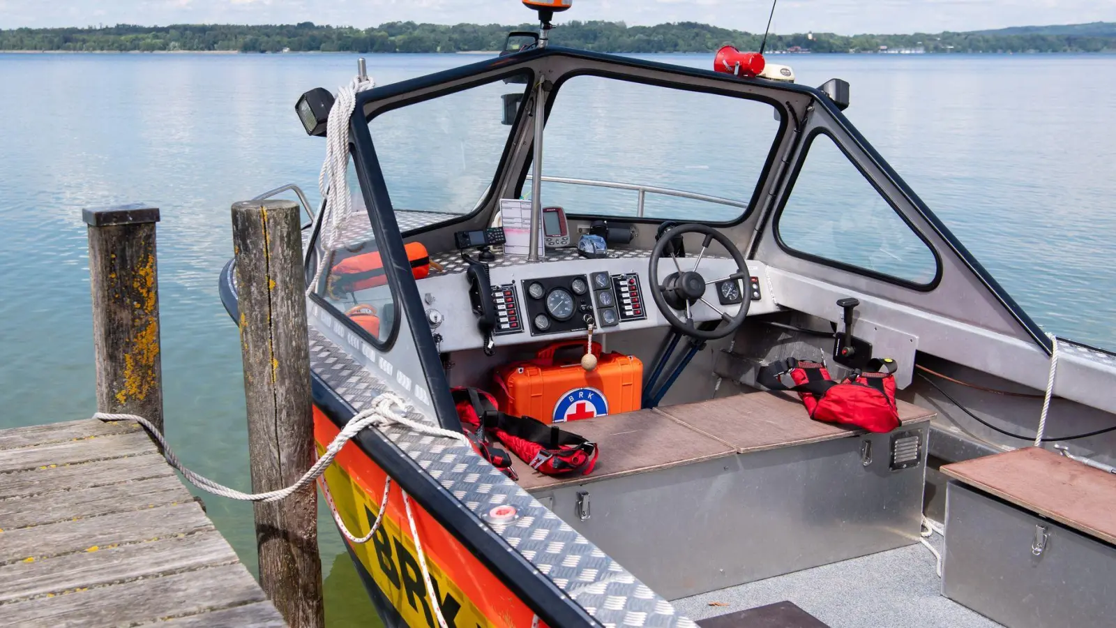 Einsatz für die Wasserwacht am Starnberger See: Zwei Tauchende machen aus Luftnot einen Notaufstieg. (Archivbild) (Foto: Sven Hoppe/dpa)