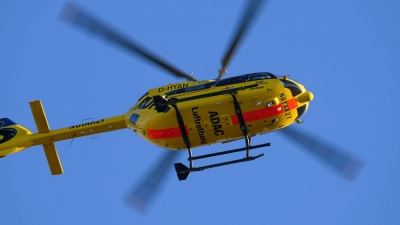 Ein Rettungshubschrauber hat den schwer verletzten Traktorfahrer ins Krankenhaus gebracht. (Symbolbild) (Foto: Robert Michael/dpa)