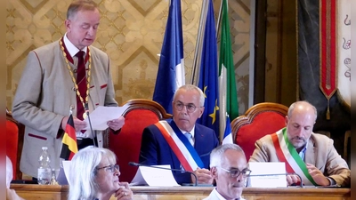 Ansbachs Oberbürgermeister Thomas Deffner sprach in der außerordentlichen Stadtratssitzung. Mit dabei waren seine Kollegen Paolo Calcinaro (Fermo, rechts sitzend) und Claude Olive (Anglet, Mitte sitzend). (Foto: Giocondo Rongoni)