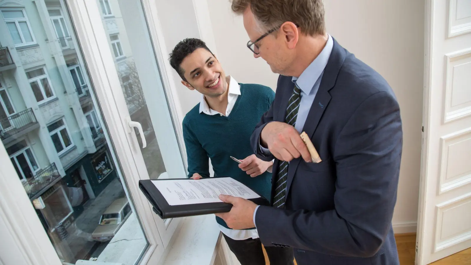 Die Courtage, und was noch? Immobilienmakler dürfen Kundinnen und Kunden in der Regel keine anderen Gebühren auferlegen - es sei denn, die vertragliche Regelung der Parteien sieht etwas anderes vor. (Foto: Christin Klose/dpa-tmn)