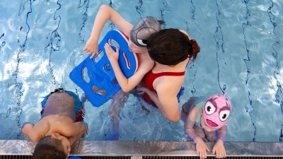 Für viele Anfängerschwimmkurse gibt es lange Wartelisten. (Symbolfoto)  (Foto: Sven Hoppe/dpa)