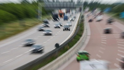 Viele Autos - viele Spuren: Manchmal geht es auf der Autobahn hoch her und es kann zu Missverständnissen kommen, etwa beim Überholen. (Foto: Jan Woitas/dpa/dpa-tmn)