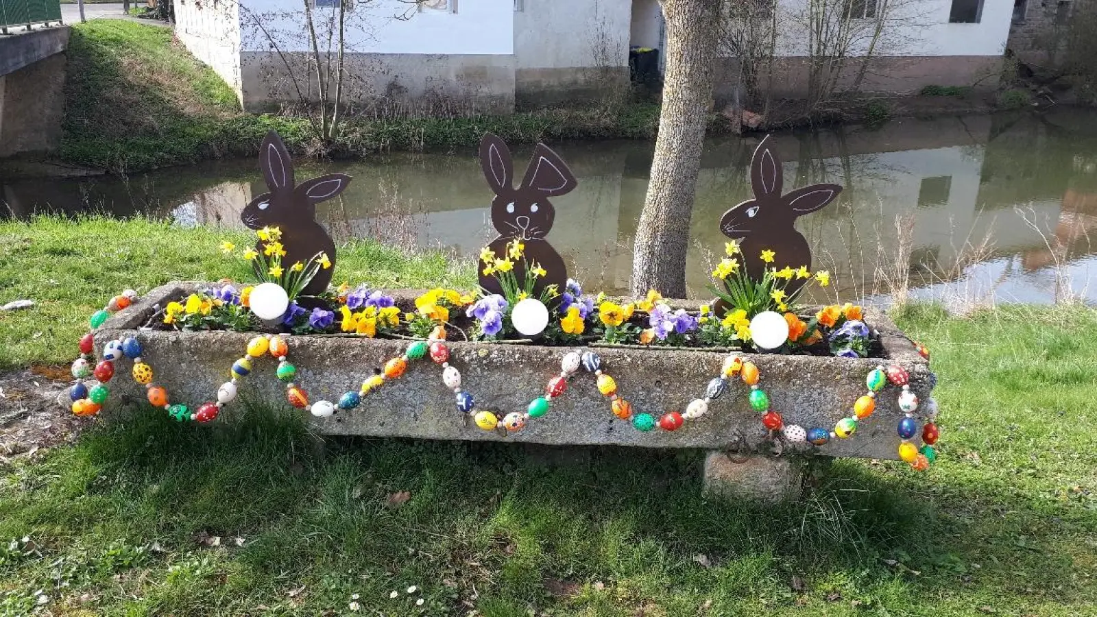 In Equarhofen (Gemeinde Simmershofen) wirken die Häschen sichtlich stolz auf „ihr” Werk. (Foto: Gerhard Heinlein)