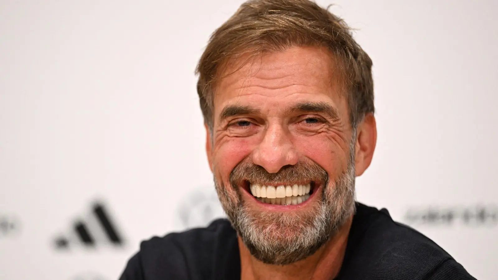 Los geht's: Bei der Pressekonferenz in der Amsterdam-Arena war Jürgen Klopp noch total locker. (Foto: Federico Gambarini/dpa)