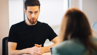 Sich beim Bewerbungsprozess von der besten Seite zu zeigen, ist legitim. Doch wann ist die Grenze überschritten?  (Foto: Zacharie Scheurer/dpa-tmn)