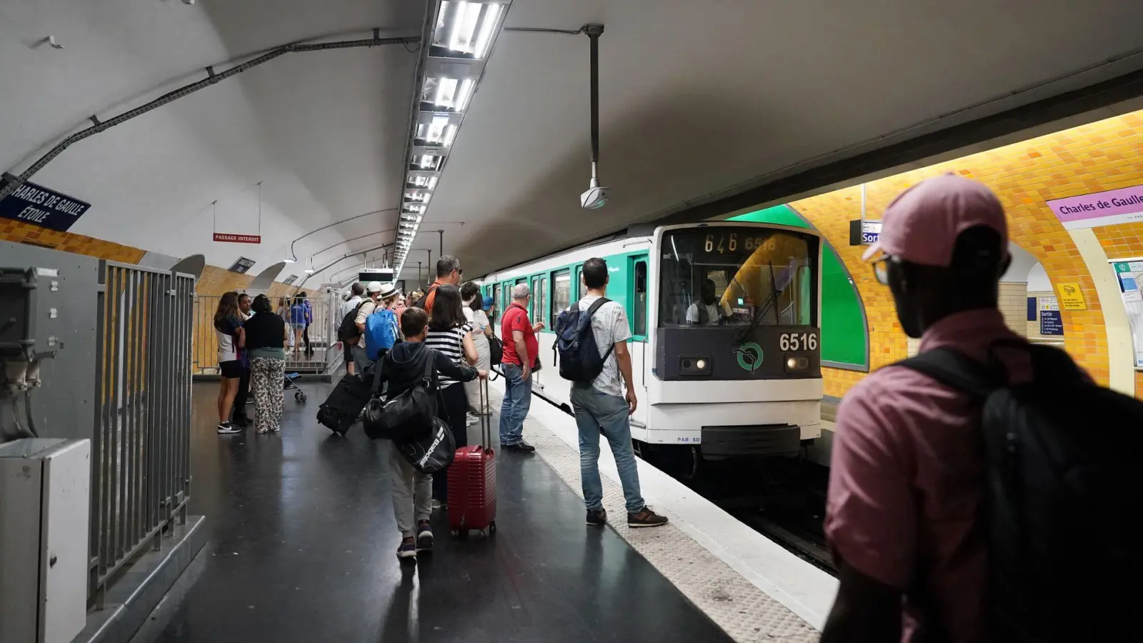 Die Verkehrsbetriebe im Großraum Paris lichten den Tarifdschungel radikal: Während Vorortbewohner weniger zahlen müssen, wird es für Touristen mitunter teurer. (Archivbild) (Foto: Marcus Brandt/dpa)