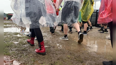 Kurz vor dem Auftritt der ersten Band setzte starker Regen ein.  (Foto: Irena Güttel/dpa)