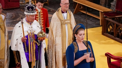 Penny Mordaunt als Schwertträgerin bei der Krönung von Charles III. (Foto: Yui Mok/Pool PA via AP/dpa)