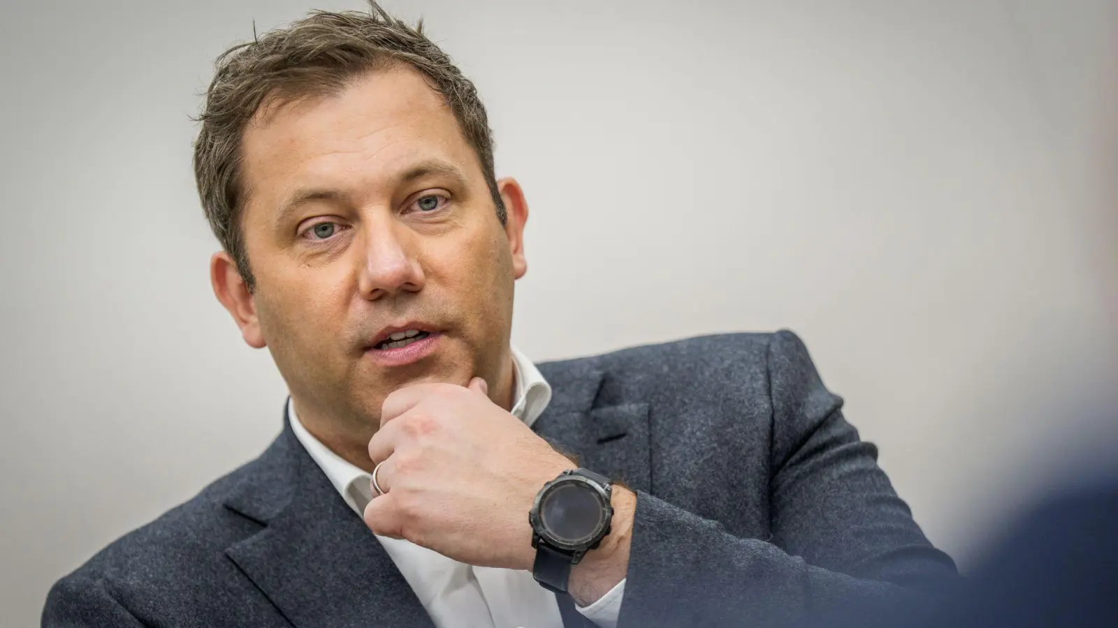 Der Vizekanzler reist als erster Minister der schwarz-roten Bundesregierung nach Peking. (Archivbild) (Foto: Michael Kappeler/dpa)