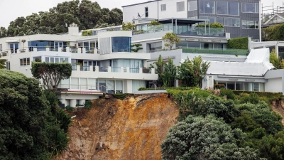 Ein Erdrutsch hat sich in der Nähe eines Hauses in Auckland gelöst, verursacht durch anhaltend nasses Wetter wegen Zyklon Gabrielle. (Foto: David Rowland/AAP/dpa)