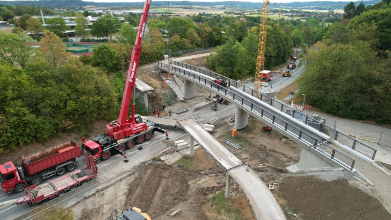 Für die Entfernung der Betonteile der alten Brücke war großes Gerät erforderlich.  (Foto: Stadtbauamt/Konstantin Kraheberger)